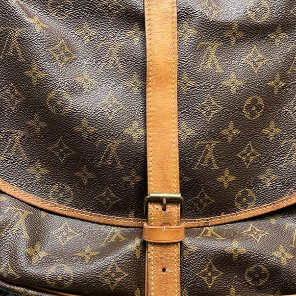 LOUIS VUITTON Saumur 35 Monogram
Messenger Crossbody Saddle Bag - Picture 12 of 13